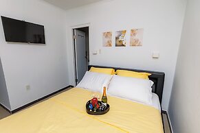 Las Palmeras Apartments