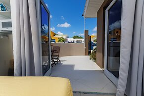 Las Palmeras Apartments