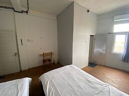 Black and Putih stay