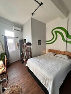 Black and Putih stay