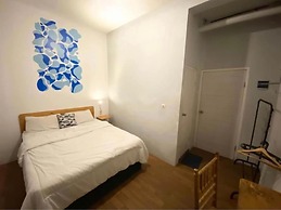 Black and Putih stay