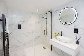 River Cabin With Mooring - From 250 Per Night