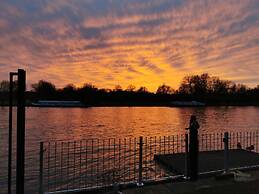 River Cabin With Mooring - From 250 Per Night