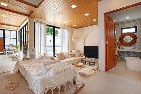 Mediterranean-Asian 3BR Villa Cristina