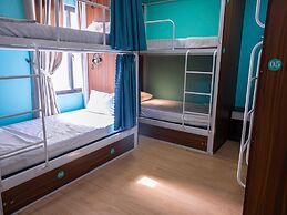 Boo HOSTEL Wifi Free and Rooftop Retreat