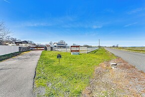 Peaceful Ranch Getaway w/ Deck in Red Bluff!