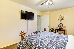 17 Mi to Dtwn Memphis: Townhome w/ Fenced Yard!