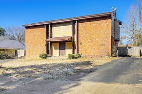 17 Mi to Dtwn Memphis: Townhome w/ Fenced Yard!