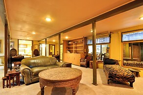 6 Mi to Dtwn: Portland Area Urban Oasis