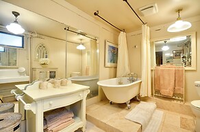 6 Mi to Dtwn: Portland Area Urban Oasis