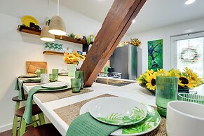 Walk to Eats: Mtn-view Hammondsport Hideaway!