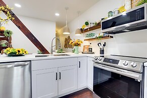 Walk to Eats: Mtn-view Hammondsport Hideaway!