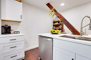 Walk to Eats: Mtn-view Hammondsport Hideaway!