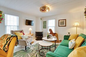 Walk to Eats: Mtn-view Hammondsport Hideaway!