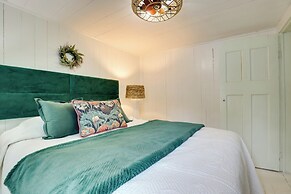 Walk to Eats: Mtn-view Hammondsport Hideaway!