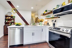 Walk to Eats: Mtn-view Hammondsport Hideaway!