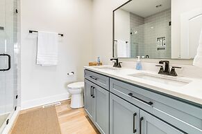 Lake View + Deck: Group Getaway in Grand Rivers!