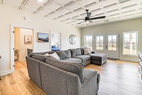 Lake View + Deck: Group Getaway in Grand Rivers!