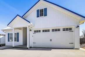 Lake View + Deck: Group Getaway in Grand Rivers!