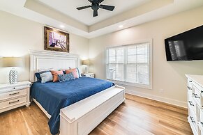 Lake View + Deck: Group Getaway in Grand Rivers!