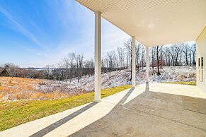 Lake View + Deck: Group Getaway in Grand Rivers!