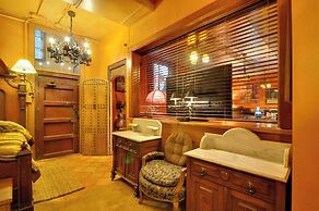 6 Mi to Dtwn Portland: Historic Apt Near Trails!