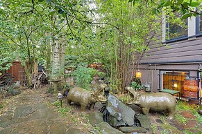 6 Mi to Dtwn Portland: Historic Apt Near Trails!