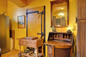 6 Mi to Dtwn Portland: Historic Apt Near Trails!