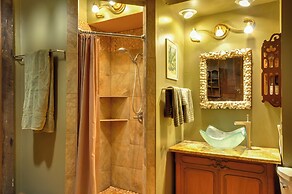 6 Mi to Dtwn Portland: Historic Apt Near Trails!