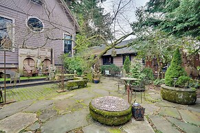 6 Mi to Dtwn Portland: Historic Apt Near Trails!