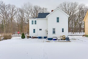 11 Mi to Dtwn Cleveland: Family Home w/ Yard