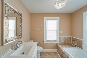 11 Mi to Dtwn Cleveland: Family Home w/ Yard