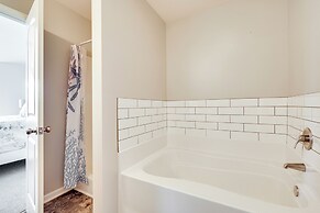 1 Mi to Ocean: Modern Carolina Beach Townhome