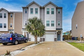 1 Mi to Ocean: Modern Carolina Beach Townhome