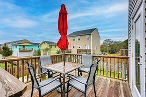 1 Mi to Ocean: Modern Carolina Beach Townhome