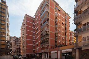 JOIVY Delightful 3-bed Flat with Balcony