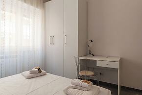 JOIVY Delightful 3-bed Flat with Balcony