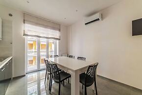 JOIVY Delightful 3-bed Flat with Balcony