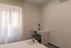 JOIVY Delightful 3-bed Flat with Balcony