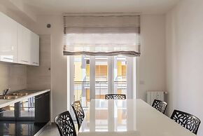 JOIVY Delightful 3-bed Flat with Balcony