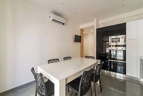 JOIVY Delightful 3-bed Flat with Balcony