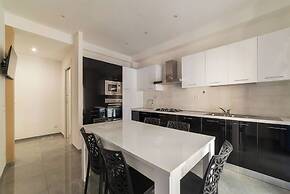 JOIVY Delightful 3-bed Flat with Balcony