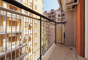 JOIVY Delightful 3-bed Flat with Balcony