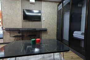 Nomad Hub Istanbul Suit