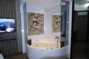 Nomad Hub Istanbul Suit