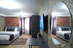 Nomad Hub Istanbul Suit