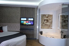 Nomad Hub Istanbul Suit