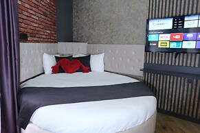 Nomad Hub Istanbul Suit