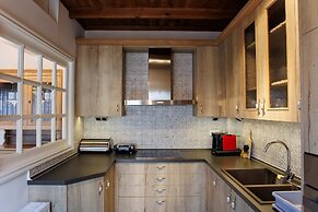 Kozani Central Nest - Homely Vibes