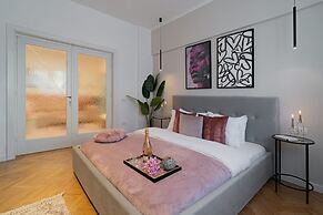 Vibrant & Spacious 3BR Condos on Amzei Square